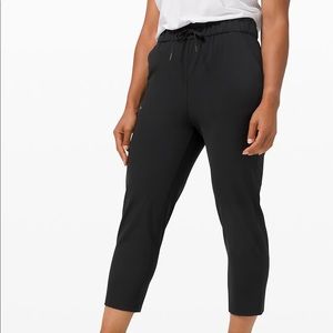 Lululemon On the Fly crop (woven)